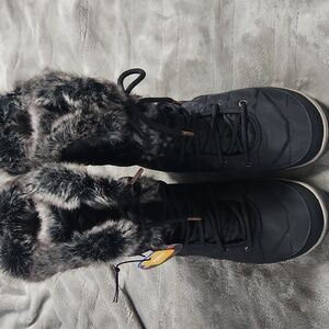 Columbia Black Quilted Winter Boots with Faux Fur
